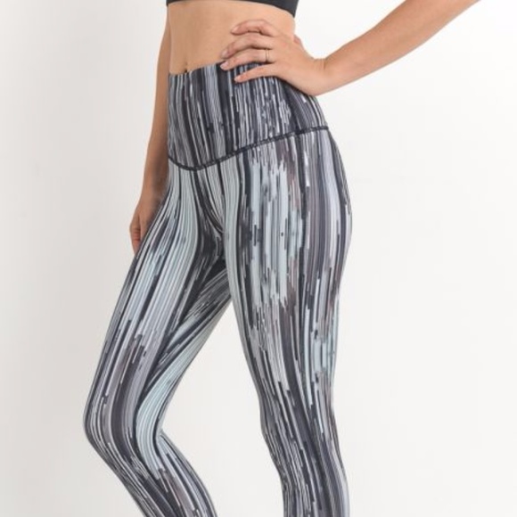 NWT Highwaist Cubism Print Capri Leggings - Picture 5 of 7
